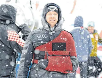  ?? FOTO: DPA ?? Zuschauen statt mitfahren: Stefan Luitz am Sonntag mit seiner Schulter-Manschette.