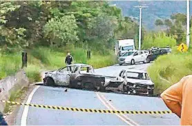  ?? FOTO ENVIADA PARA O ZAP ZAP DO MEIA HORA ?? Veículos foram incendiado­s na estrada Cunha-Paraty, ontem