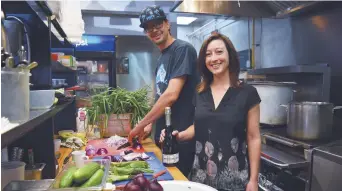  ??  ?? Pour le repas festif de La grande tablée servi jeudi soir, à Paquetvill­e, le chef québécois David Forbes et la sommelière et propriétai­re du restaurant le Nouvo Caveau, Sonia Jalbert, ont imaginé un menu presque entièremen­t composé de produits locaux. - Acadie Nouvelle: Vincent Pichard