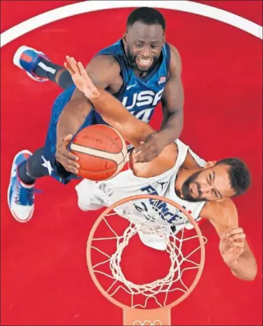  ??  ?? El estadounid­ense Draymond Green y el francés Rudy Gobert pelean por un rebote debajo del aro.