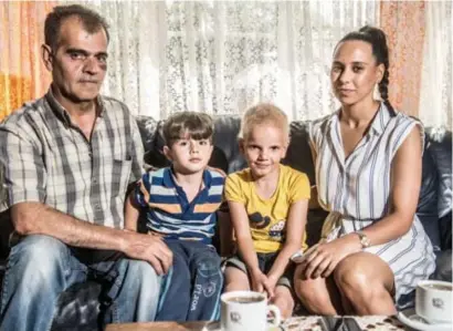  ?? FOTO RAYMOND LEMMENS ?? Lojain, samen met papa Cebah en broertje Mustafa. Dankzij de hulp van Nawal Farih (rechts), privésecre­taris van Jo Vandeurzen, krijgt ze woensdag een pruik aangemeten.