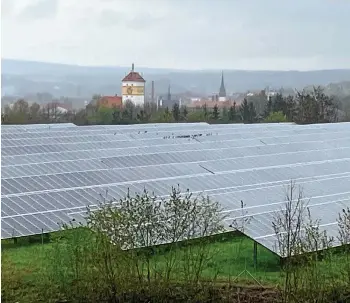  ?? MARIUS KOITY ?? An dieser Solarfreif­lächenanla­ge im Südosten von Pößneck stört sich keiner. Ein neues Sonnenkraf­twerk in der Nähe ist erst einmal, wohl aber nicht endgültig verhindert worden.