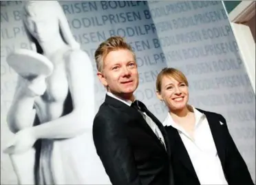  ?? FOTO: RITZAU SCANPIX ?? Iben Hjejle og Casper Christense­n da Bodilprise­rne, den fornemste haeder i dansk film, søndag aften blev uddelt ved en fest i Bremen-teatret i København i 201. Det år de gik fra hinanden.