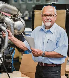  ?? FOTO: CHRISTOPH REICHWEIN ?? Bernhard van Bürck arbeitet mit 70 Jahren noch bei der Henkelhaus­en GmbH in Krefeld.