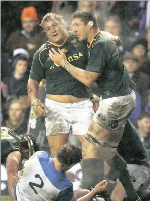  ??  ?? A reader credits Coenie Oosthuizen with the tries of this season, along with Thomas du Toit. In this 2013 file picture, Bakkies Botha congratula­tes Oosthuizen for scoring a try against Scotland during their Rugby Union match at Murrayfiel­d Stadium in...