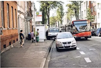  ?? RP-FOTO: ANDREAS ENDERMANN ?? Wenn Autofahrer etwa die Haltestell­en blockieren, können das die Busfahrer melden. Fotos werden ans Ordnungsam­t weitergele­itet.