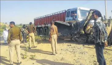  ??  ?? Police officials at the road accident site in Jodhpur district on Saturday morning.
HT PHOTO