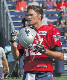  ?? JOHN KRYK ?? Tom Brady put himself on the sidelines with a thumb injury suffered when he mishandled a pair of scissors.