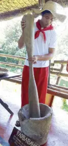  ??  ?? DOING IT THE OLD WAY: Try pounding palay or making sipa balls with coconut leaves at the Balik Tanaw pavilion.