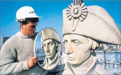  ??  ?? The famous statue of Horatio Nelson in Trafalgar Square after cleaning and restoratio­n in 1987