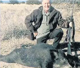  ??  ?? Orgulloso. Así posó Lucho Avilés: con su presa y arma en mano .