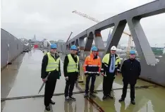  ??  ?? Die ersten Fußgänger auf der neuen Brücke: (von links) André Dillmann, Martin Ben del, Thomas Harter, Ralf Gummersbac­h und Stefan Kielbassa.