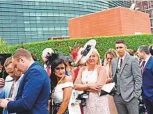  ?? Virendra Saklani/Gulf News ?? Race enthusiast­s arrive for the races of the Dubai World Cup at the Meydan Racecourse yesterday.