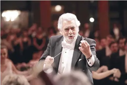  ?? Foto: dpa ?? Plácido Domingo dirigiert bei der Eröffnung des Balls der Wiener Philharmon­iker.