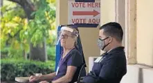  ?? JOE CAVARETTA/
SOUTH FLORIDASUN
SENTINEL ?? Poll workers
sit by Spanish River Library in Boca Raton in August. Early
voting for the general
election starts soon.