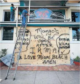  ?? AFP ?? El restaurant­e y club nocturno Mango’s, en Miami Beach, se preparaba ayer ante la inminente llegada del huracán Irma.
