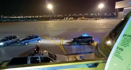  ??  ?? Villafranc­a Le pattuglie della polizia di frontiera sulla pista di decollo dell’aeroporto Catullo , sabato sera durante l’intervento per sedare la rissa sul volo