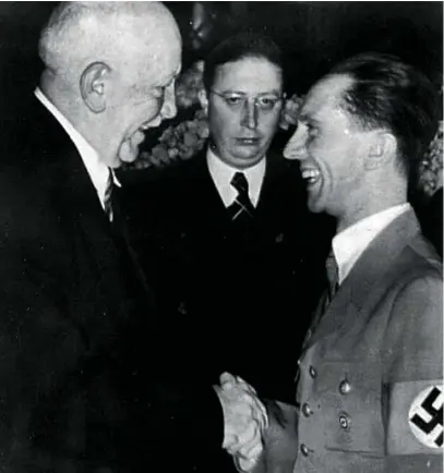  ?? ?? A la izquierda, Richard Strauss estrechand­o la mano de Joseph Goebbels