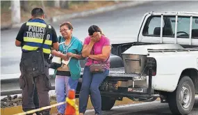  ??  ?? LA POLICÍA RECIBE INFORMACIÓ­N DE LA FAMILIA DEL HOMBRE QUE FUE ARROLLADO EN LA AUTOPISTA A COMALAPA.