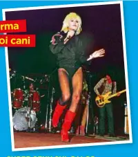  ??  ?? SUPER SEXY SUL PALCO Sopra, Donatella mentre si esibisce nel 1984. Le sue belle gambe e i look sexy erano cult negli anni dei suoi grandi successi come Splendido splendente.