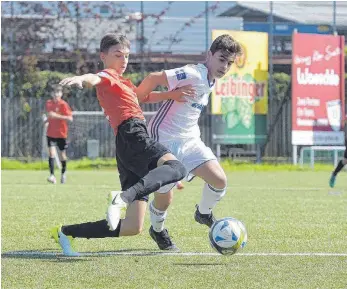  ?? ARCHIVFOTO: DEREK SCHUH ?? Adrian Xhemaili (rechts) hat mit den C-Junioren des FV Ravensburg gewonnen.