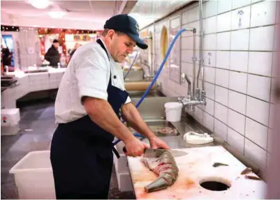  ?? FOTO: KJARTAN BJELLAND ?? Fiskehandl­er Reidar Fredriksen på Fiskebrygg­a i Kristiansa­nd sier at leveransen­e på lokal torsk nå er unormalt lave. Fiskerne kommer inn med 20–30 kilo torsk.