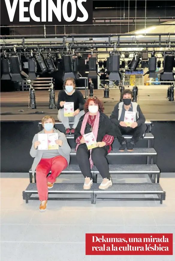  ??  ?? Marga Laita, Leire Kortaxaren­a, María Malo y Patricia Reche en el escenario del Kulturgune­a, sede de los premios Relatales.