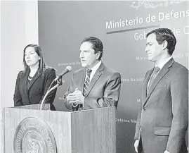  ??  ?? EL MINISTRO DE DEFENSA, José Antonio Gómez, entregó los antecedent­es que compromete­n a ex militares con la entrega de pensiones de invalidez.
