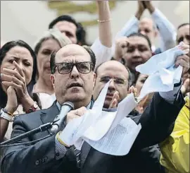  ?? CARLOS GARCIA RAWLINS / REUTERS ?? El president del Congrés, Julio Borges, trenca la decisió del TS