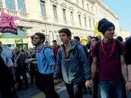  ?? (Foto Bergamasch­i) ?? Il corteoA sinistra, un momento del corteo contro le mafie che si è svolto ieri a Padova. Qui sopra, ragazzi che sfilano tra le vie del centro