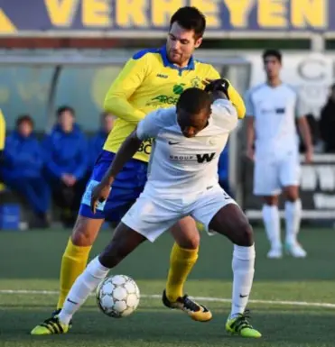  ?? FOTO KOEN FASSEUR ?? Thomas Stevens (achteraan) zet druk op Lusadusu Nsimba van Kampenhout. Ternesse ging in eigen huis pijnlijk onderuit tegen de VlaamsBrab­anders.