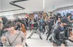  ?? THE NEW YORK TIMES ?? Riot police confront protesters at a shopping mall in the Sha Tin area of Hong Kong.