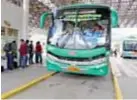  ??  ?? SERVICIO. Buses urbanos e interprovi­nciales realizan la ruta hacia la parroquia El Cisne.