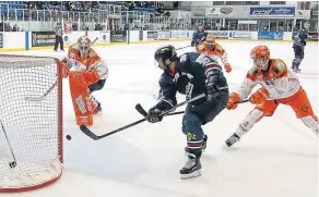  ??  ?? Dundee CCS Stars’ Justin Faryna fires the puck into the Sheffield Steelers goal. He’s hoping for more goal joy this weekend.