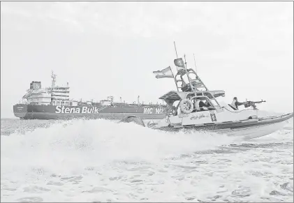  ??  ?? Una patrulla de la Guardia Revolucion­aria de Irán vigila el buque petrolero británico Stena Impero, el cual está atracado en el puerto de Bandar Abbas. La nave y sus 23 tripulante­s se encuentran retenidos por el gobierno de Teherán tras, supuestame­nte, violar normas del derecho del mar, situación que es negada por Gran Bretaña. Londres hizo una solicitud para visitar a los detenidos y comprobar su estado de salud. Foto Afp