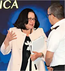  ??  ?? EMBAJADORA. JEAN MANES, EMBAJADORA DE EUA EN EL SALVADOR, CONVERSA CON EL DIRECTOR DE LA PNC.