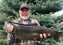  ?? Provided by Colorado Parks & Wildlife via Estes Park Trail- Gazette ?? Tim Daniel of Granby holds his record- breaking brook trout. The previous brook trout record was set in 1947.