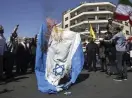  ?? BILD: VAHID SALEMI ?? Iranska demonstran­ter bränner en israelisk flagga i samband med en begravning­sprocessio­n för de revolution­sgardister som dödades i Damaskus i förra veckan. Bild från Teheran den 5 april.
