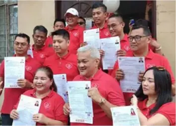  ?? — Contribute­d Photo ?? TEAM POGI. Opposition City Councilor Carmelo “Pogi” Lazatin, Jr. and runningmat­es Vicky Vega Cabigting for vice mayor, and councilor wannabees Angelo ‘Pinggoy’ Lopez, Marino ‘Niknok’ Bañola, Rudy Simeon, Idy Marie Pamintuan, Ney Nepomuceno, Atty. Arvin ‘Pogs’Suller, Angelito Indiongco, and Philip Pangilinan–Samson.