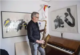  ??  ?? Per Thornberg är Halmstads egen jazzsaxofo­nist. Genom åren har han spelat på många vernissage­r och haft samarbeten med flera kända konstnärer.