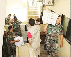  ??  ?? Kuwait’s Awqaf team distributi­ng relief aid in Lebanon.
