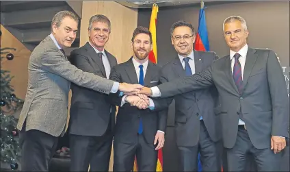  ??  ?? Pep Segura, Jordi Mestre, Leo Messi, Josep Maria Bartomeu y Javier Bordas, ayer en el acto celebrado en el palco del Camp Nou en el que se firmó la renovación del crack FOTOS: FCB