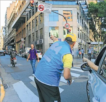  ??  ?? CONTROLES. En la Ciudad prestan servicio unos 2.700 agentes de tránsito. La mayoría son contratado­s bajo el ema laboral de monotribut­ista.