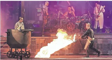  ?? FOTOS: DAVID YOUNG ?? Sänger Till Lindemann feuerte auf der Bühne während des Titels „Mein Teil“mit einem Flammenwer­fer auf Band-Mitglied Christian Lorenz.