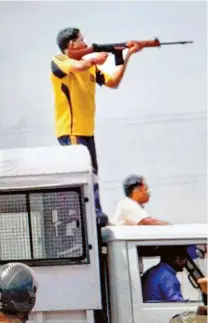  ??  ?? A VIDEO GRAB of a policeman in plaincloth­es shooting at protesters on May 22.