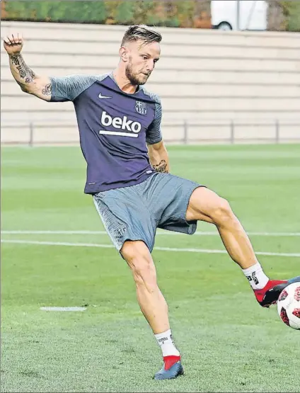  ?? FOTO: FCB ?? Ivan Rakitic en la sesión vespertina de ayer en la Ciutat Esportiva Joan Gamper