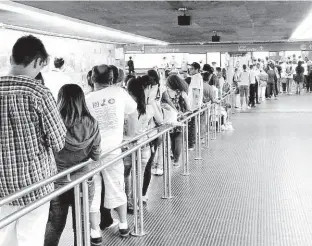  ?? Alencar Izidoro/Folhapress ?? Fila para comprar passagem na bilheteria da estação Santa Cecília da linha 3-vermelha (região central); passageiro­s sofrem com a situação há três meses