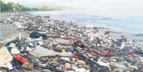  ??  ?? DESECHOS. Las tormentas que azotan a Guatemala provocan que el río Motagua arrastre cantidades de basura al mar.