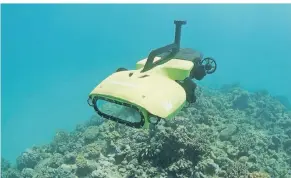  ?? FOTO: QUT MEDIA ?? Ein autonom operierend­er Unterwasse­rroboter schütztdas bedrohte Great Barrier Reef vor Australien künftig vor gefräßigen Seesternen.