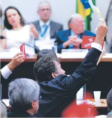  ?? FOTO: AFP ?? los diiutados de blasil están divididos soble iosible destitució­n de la ilesidenta dilma rousseff.